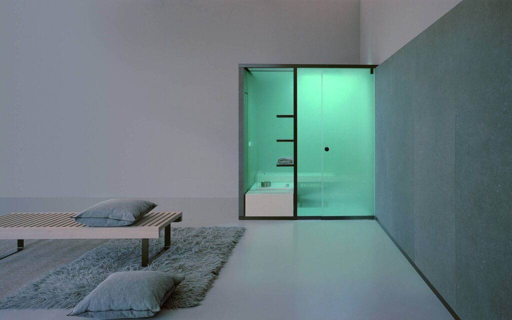 Bagno turco installato in ambiente domestico, con struttura moderna e finiture eleganti Bagno turco installato in ambiente domestico, con struttura moderna e finiture eleganti